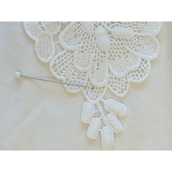 AKEMI + KIN Anthropologie Floral Embellished Women's Sz L White T-Shirt Top NWT - Picture 15 of 16